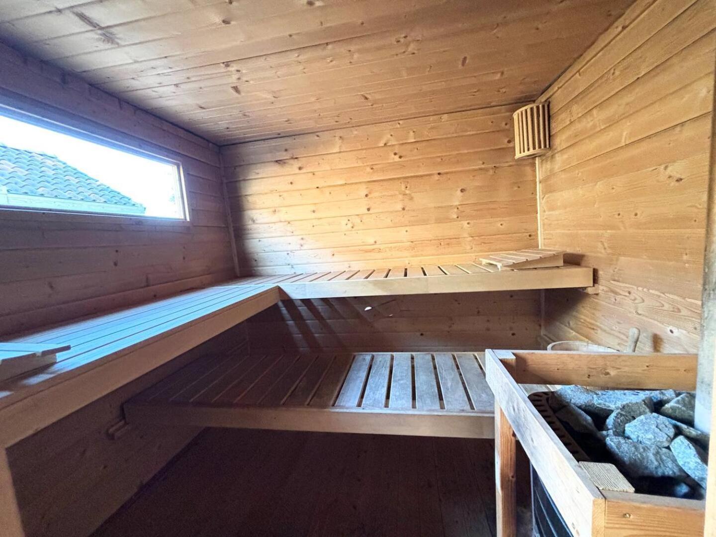Bed&Breakfast Heerenveen Centrum met Privé Sauna en Jacuzzi Exterior foto