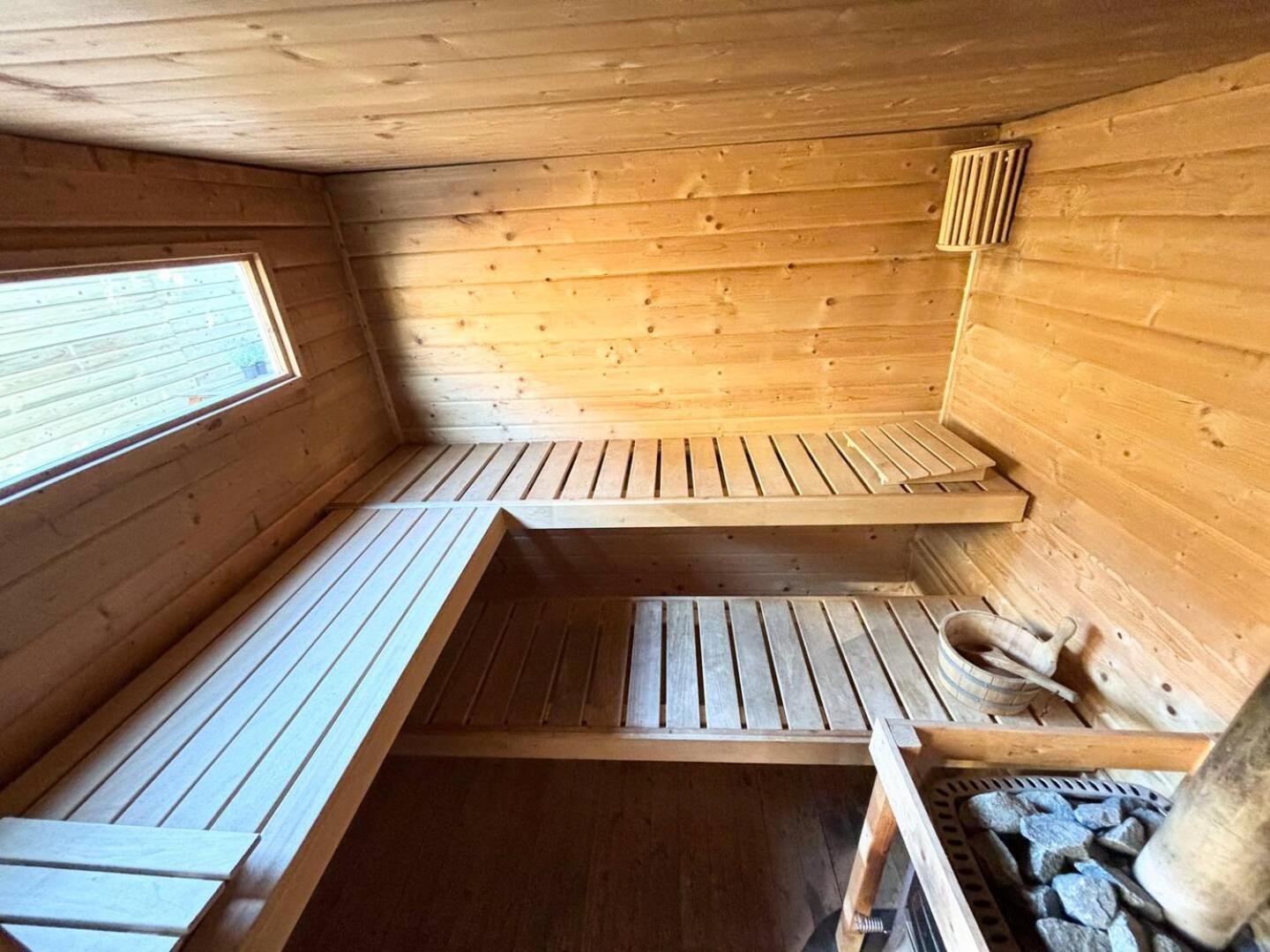 Bed&Breakfast Heerenveen Centrum met Privé Sauna en Jacuzzi Exterior foto