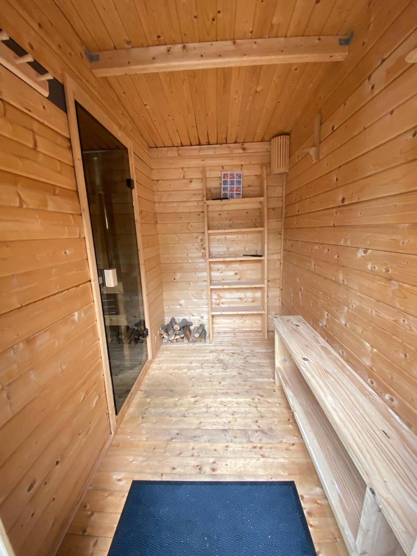 Bed&Breakfast Heerenveen Centrum met Privé Sauna en Jacuzzi Exterior foto